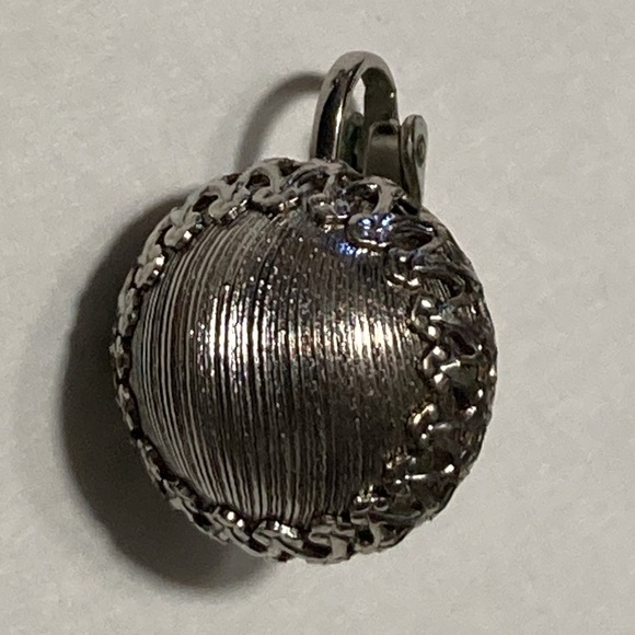 LOT OF 4 VINTAGE SILVER TONE CLIP ON EARRINGS - Picture 10 of 16